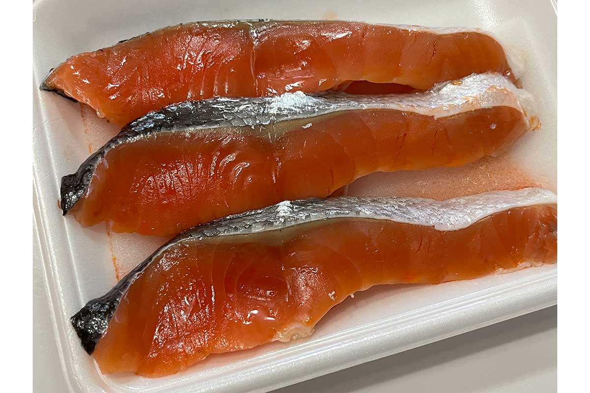 スーパーの秋鮭に「めちゃデカイアニサキス」　うごめく様子に主婦衝撃…「買う気はなくなる」と本音も