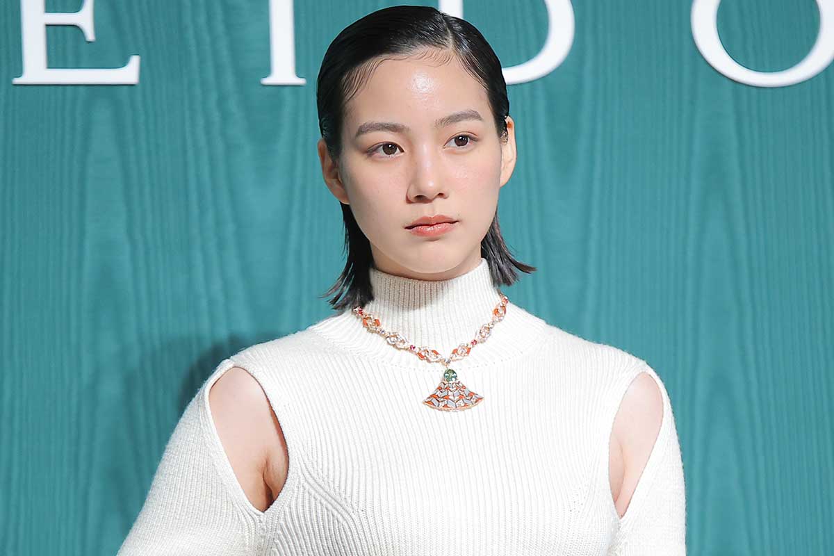 のん、真っ赤なパンツルック＆透け感トップス×ミニスカコーデでファン魅了「カッコ良すぎる」