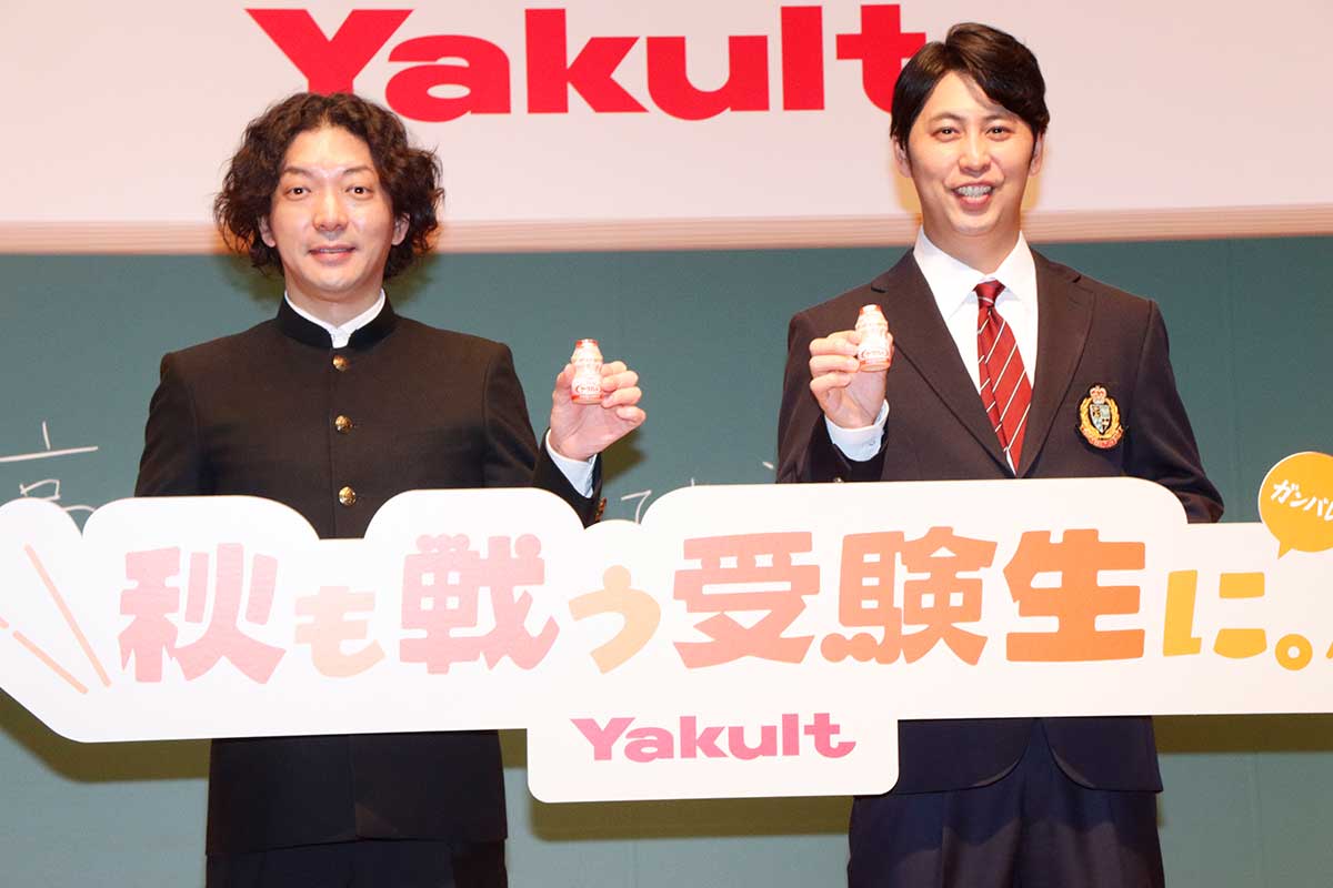 ニューヨーク、都内高校にサプライズ登場　生徒騒然「おー！」　ハイタッチでステージに登壇