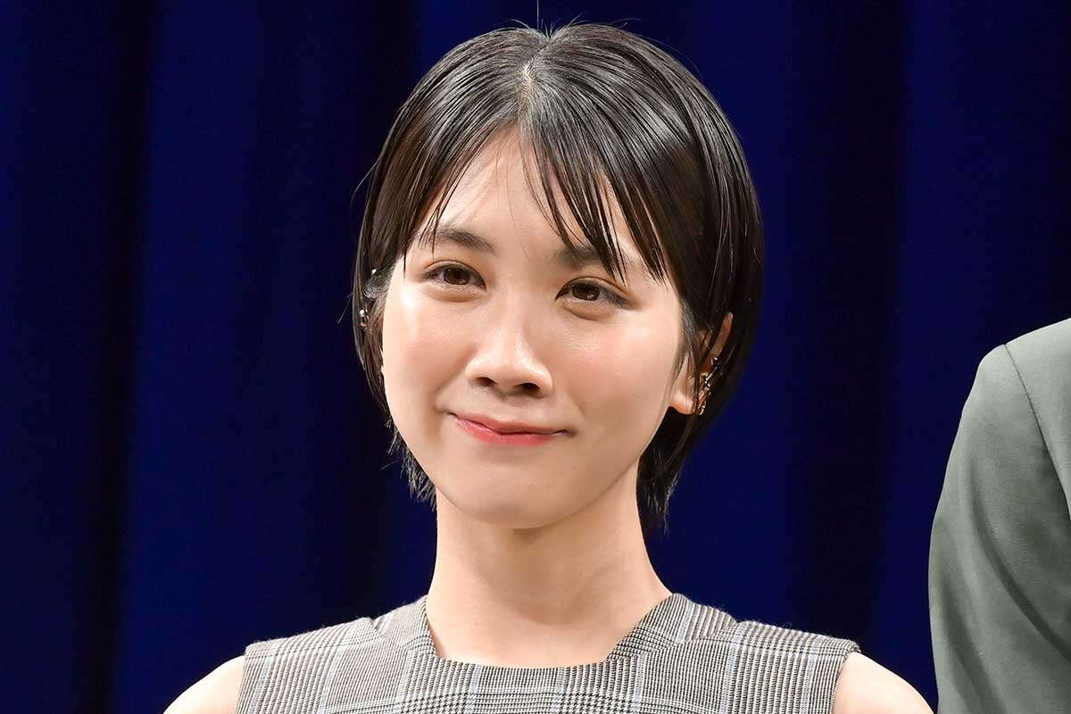 「雰囲気が全然違う！」　ヘアカラーでイメチェンの松本穂香に「新鮮」「出来る女性感！」「色っぽい」の声