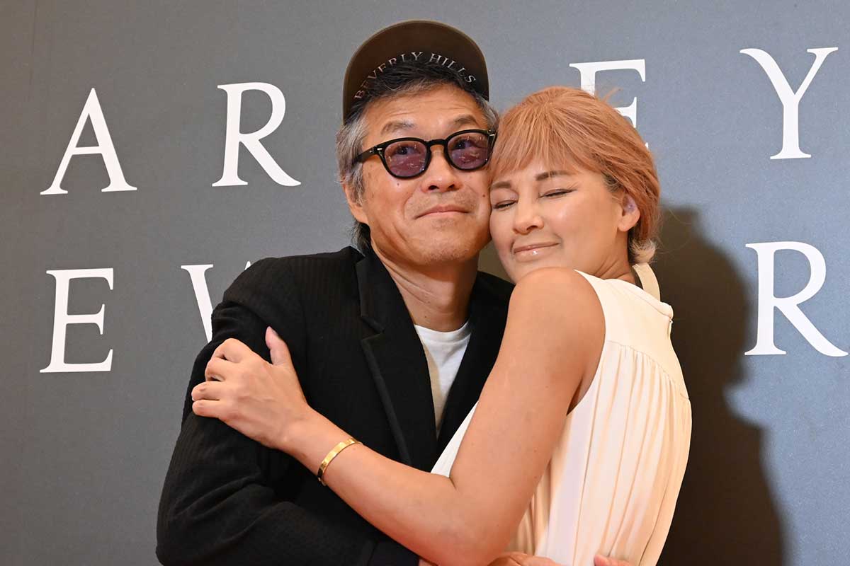 梅宮アンナ、夫婦そろって初の公の場　密着シーンも披露「手をつないでるのが日常なので」