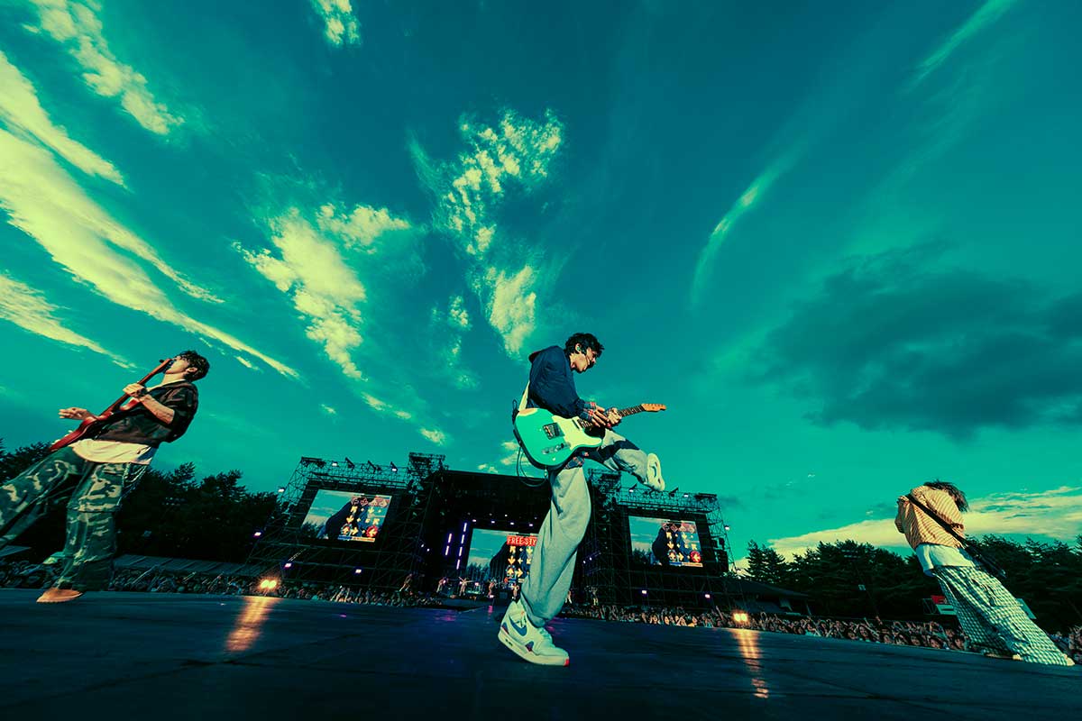 青空の下、激しく演奏するDISH//【写真：Ray Otabe】