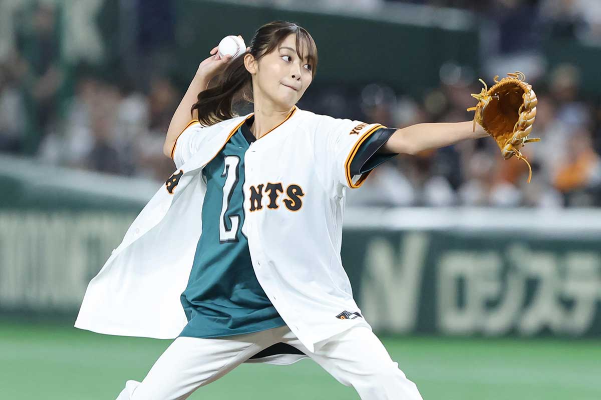 始球式に登場した日本テレビの五十嵐にいかアナウンサー【写真：産経新聞社】