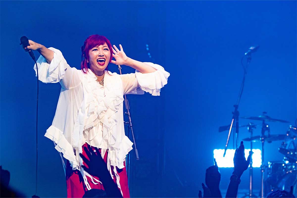 久しぶりに赤色のヘアスタイルでステージに立ったBONNIE PINK