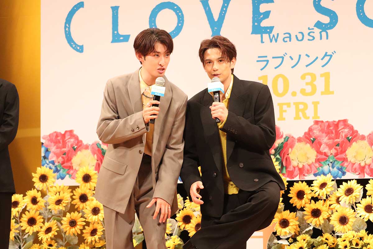 映画『（LOVE SONG）』ジャパンプレミアに登壇した向井康二（左）と森崎ウィン【写真：ENCOUNT編集部】