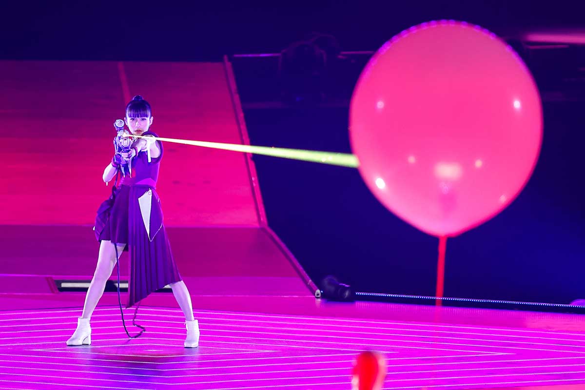 『Perfumeの掟 2025』で風船を撃ち抜いたあ～ちゃん【写真：森好弘】