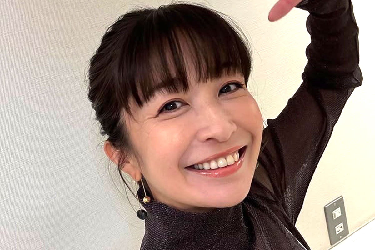 水着話題の44歳タレント、部屋で寝そべる様子に「目覚めに最強」　小野真弓に「癒されまくり」