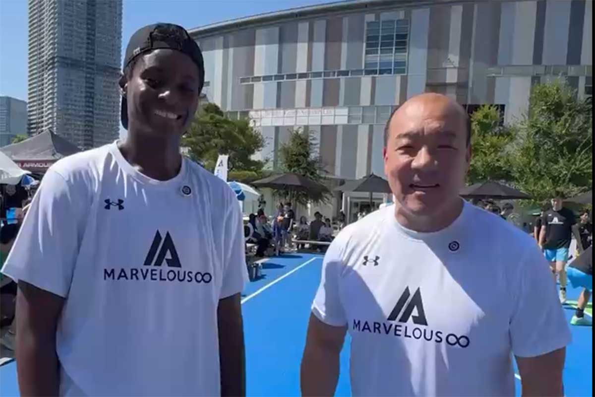 3×3バスケ大会でコラボした馬瓜エブリン（左）と西村誠司氏【写真：TikTok（@seiji_nishimura）より】