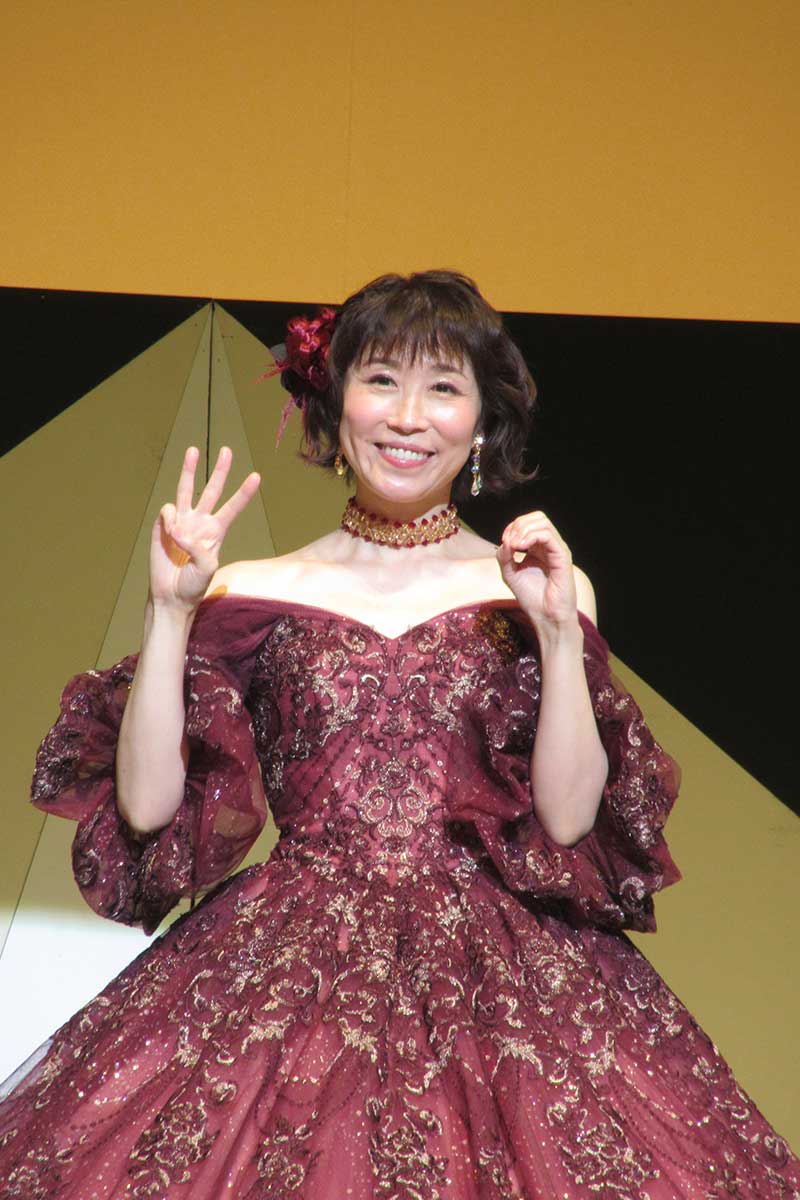 30周年の「30」を表現して笑顔の水森かおり【写真：ENCOUNT編集部】