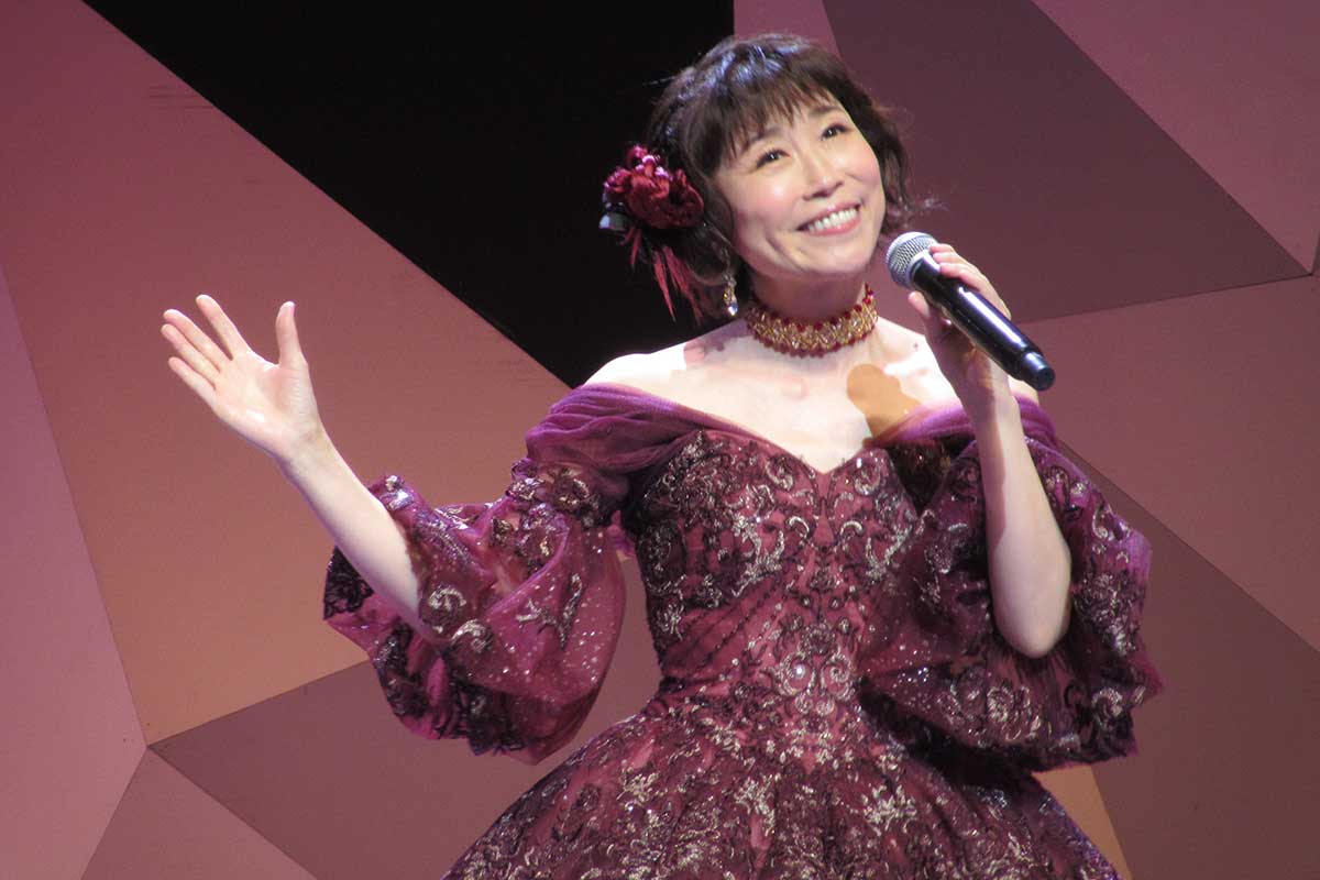 ドレス姿で歌唱する水森かおり【写真：ENCOUNT編集部】