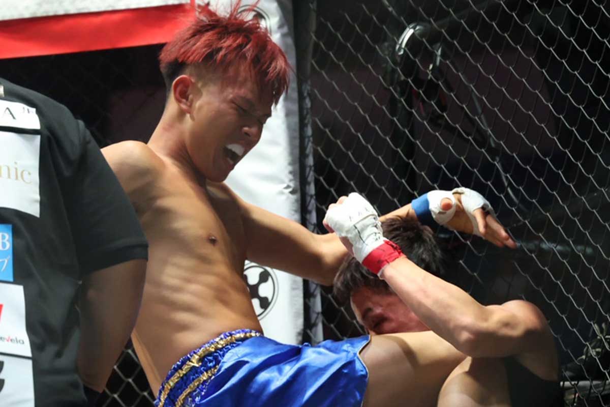 オビエル（左）にTKO負けを喫したせーや【写真：山口比佐夫】