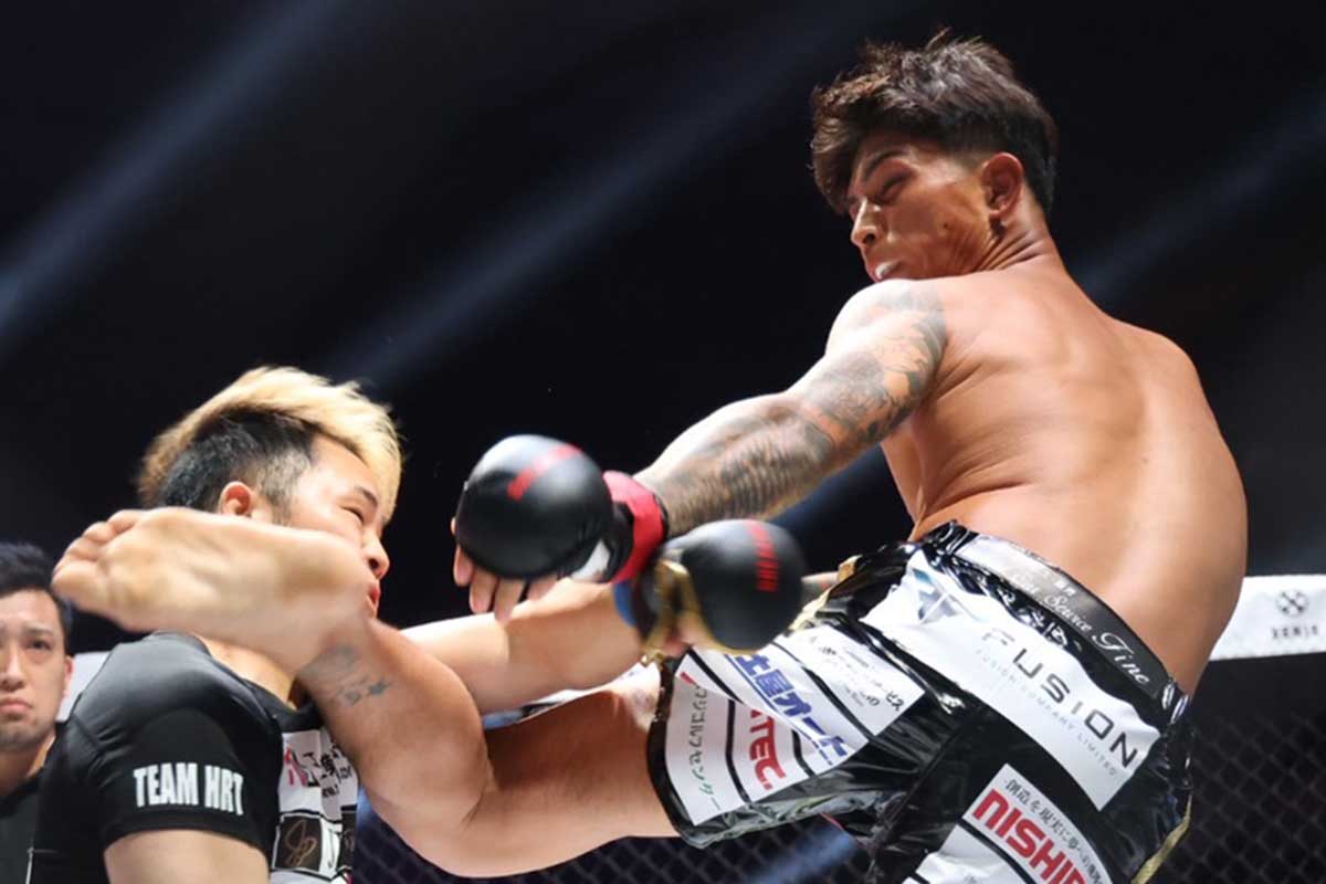 激しい打ち合いとなったHIROTO（左）と外枦保尋斗【写真：山口比佐夫】