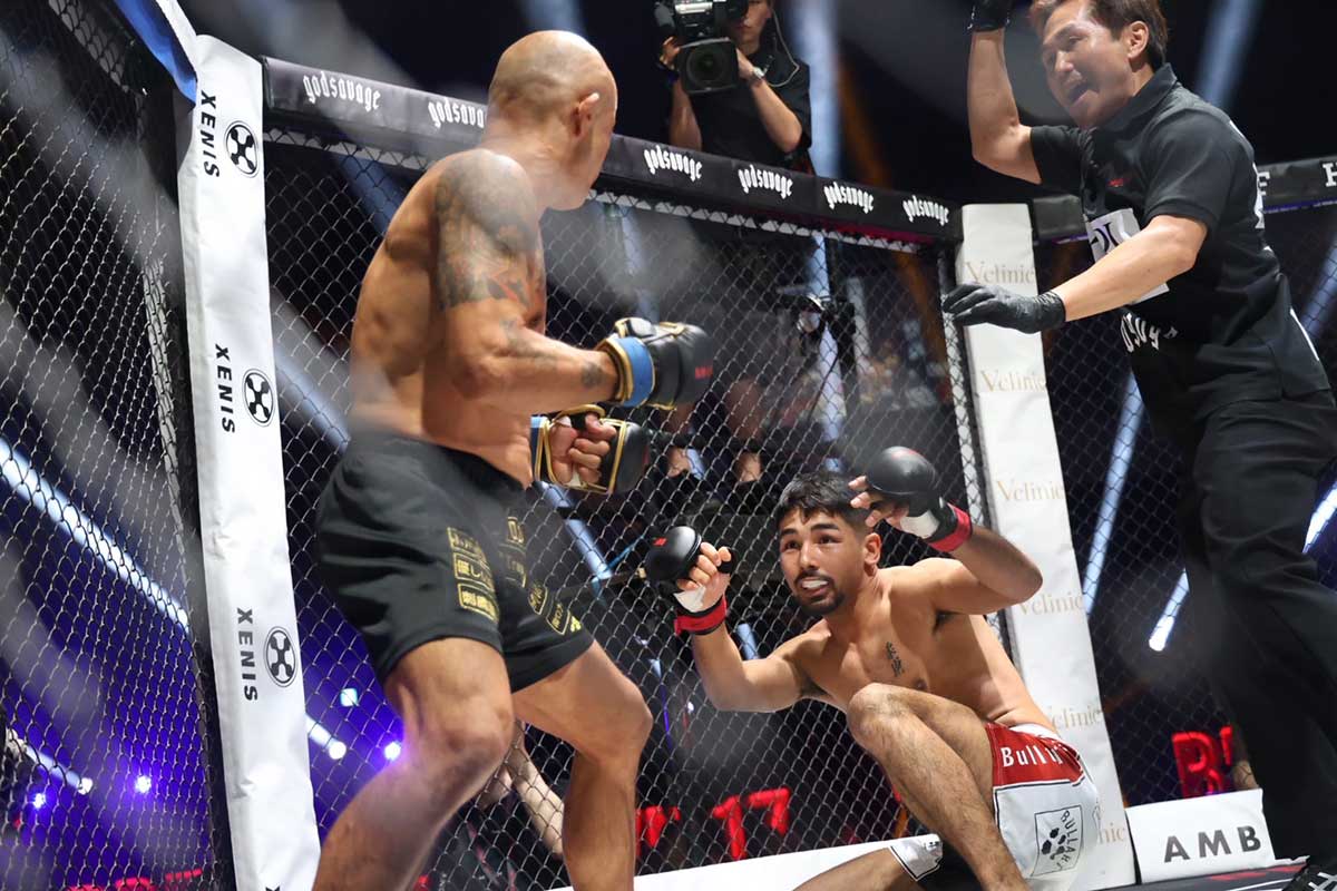 内藤裕（左）がクサノガブリエルにKO勝ち【写真：山口比佐夫】