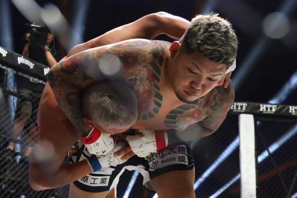 松井健（右）とアンディ南野の一戦はドロー決着となった【写真：山口比佐夫】