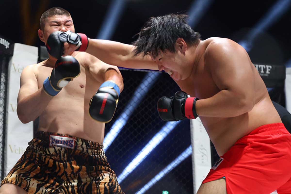 高橋知哉に判定勝ちを収めた赤パンニキ（右）【写真：山口比佐夫】