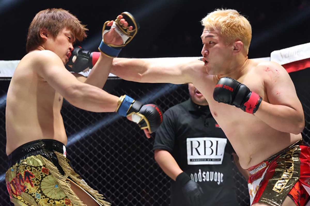 てる（左）に右のクロスをクリーンヒットさせる川島悠汰【写真：山口比佐夫】