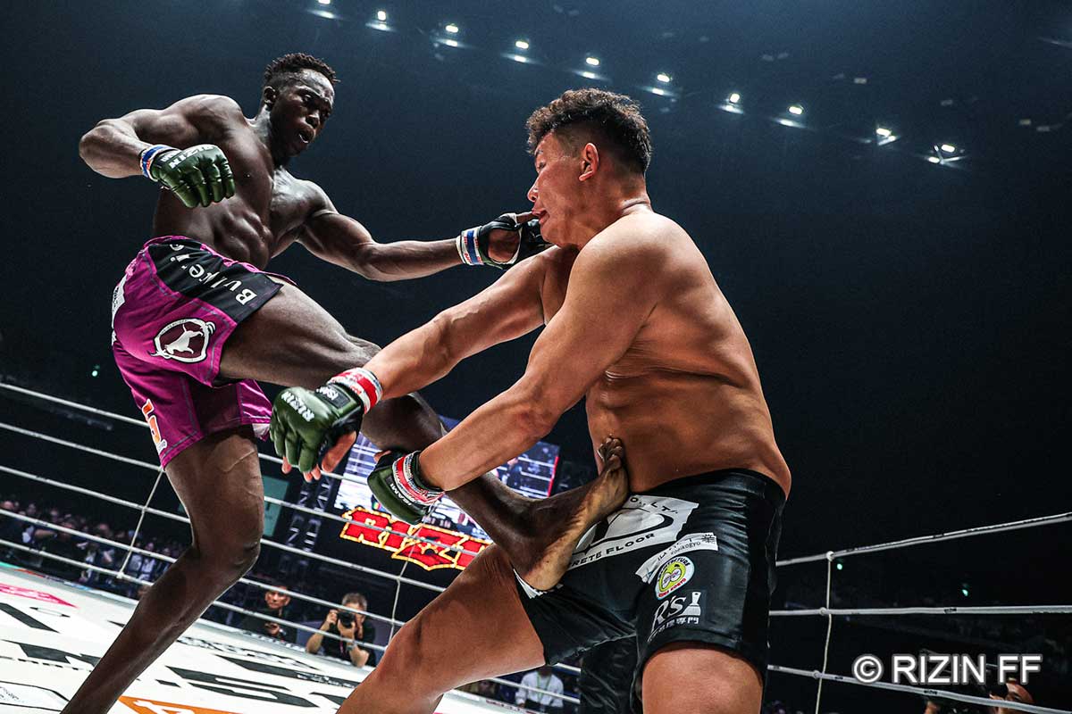 判定で14年ぶりの敗戦となった金田一孝介（右）【写真：(C)RIZIN FF】