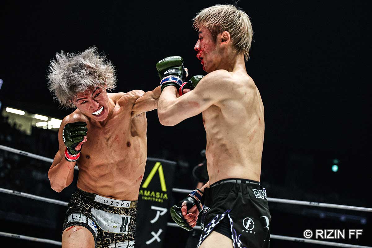 真っ向から打ち合う冨澤大智（左）と平本丈【写真：(C)RIZIN FF】