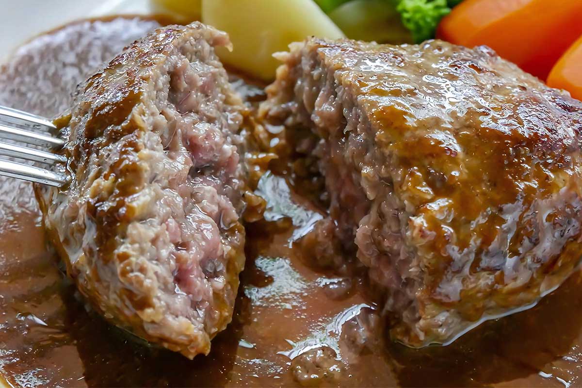 「この状態で食べる？」常連客に提供のハンバーグが物議　シェフは「大丈夫」もネット「これは怖い」