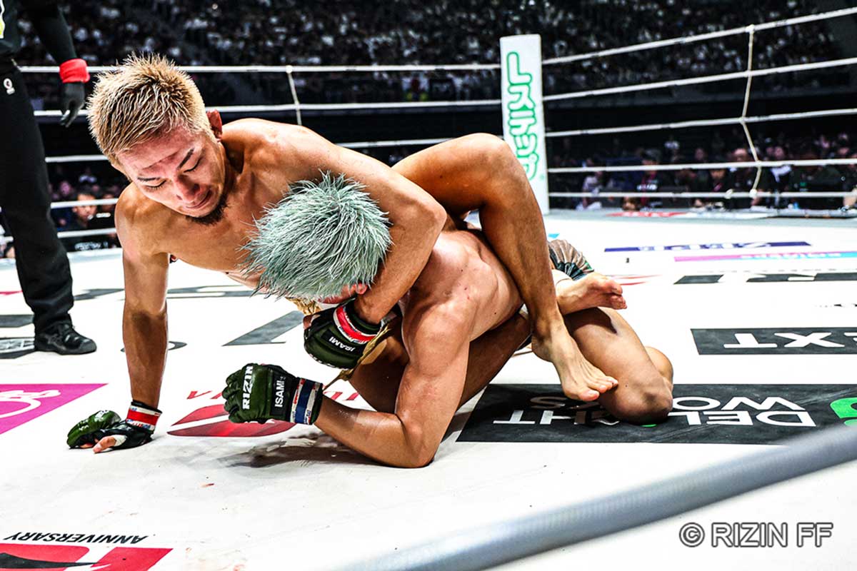3-0の判定勝利で決勝進出を決めた元谷友貴（左）【写真：(C)RIZIN FF】