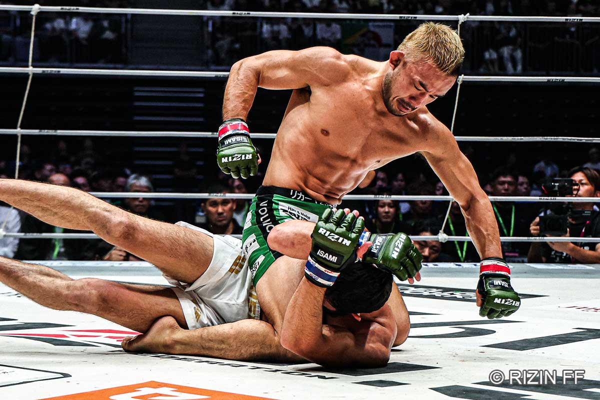 扇久保博正（上）が3-0の判定勝ちで決勝へと駒を進めた【写真：(C)RIZIN FF】