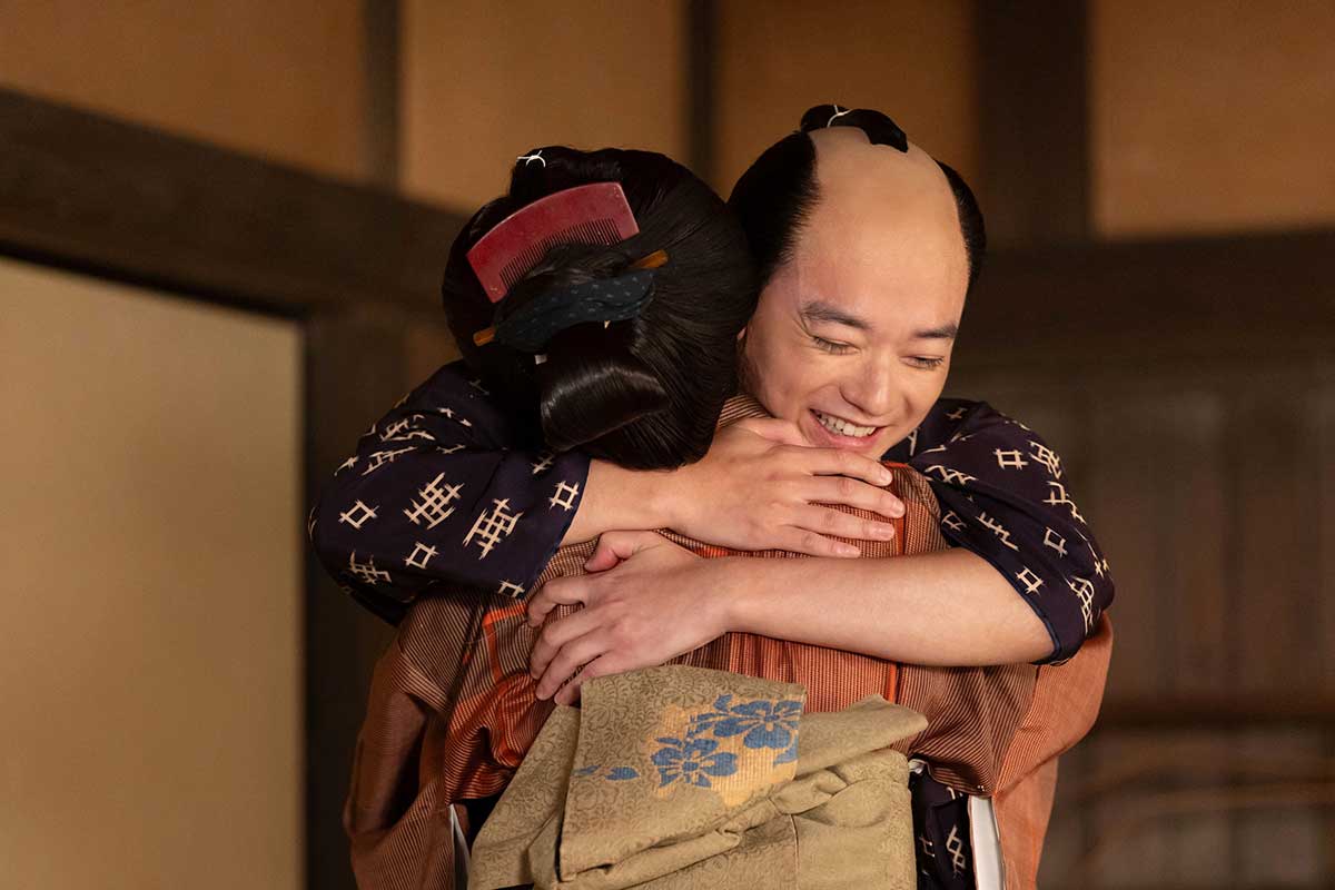 きよ(藤間爽子)を抱きしめる歌麿(染谷将太)【写真:(C)NHK】