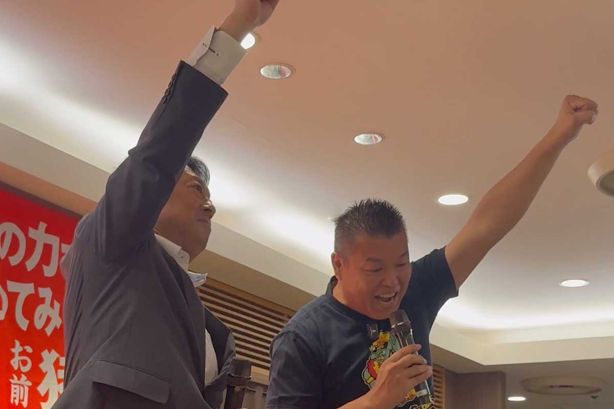 「INOKI EXPO」で実施された川田利明（左）と小川直也のトークイベントでは両者による「1、2、3、ダー！」も