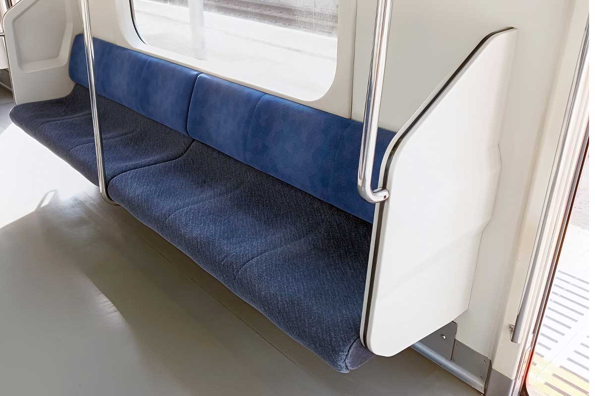 「ホントこれキツい」　電車で寄りかかる人の髪の毛が…「よく平気で」　“不快行動”にあるある体験談が続出