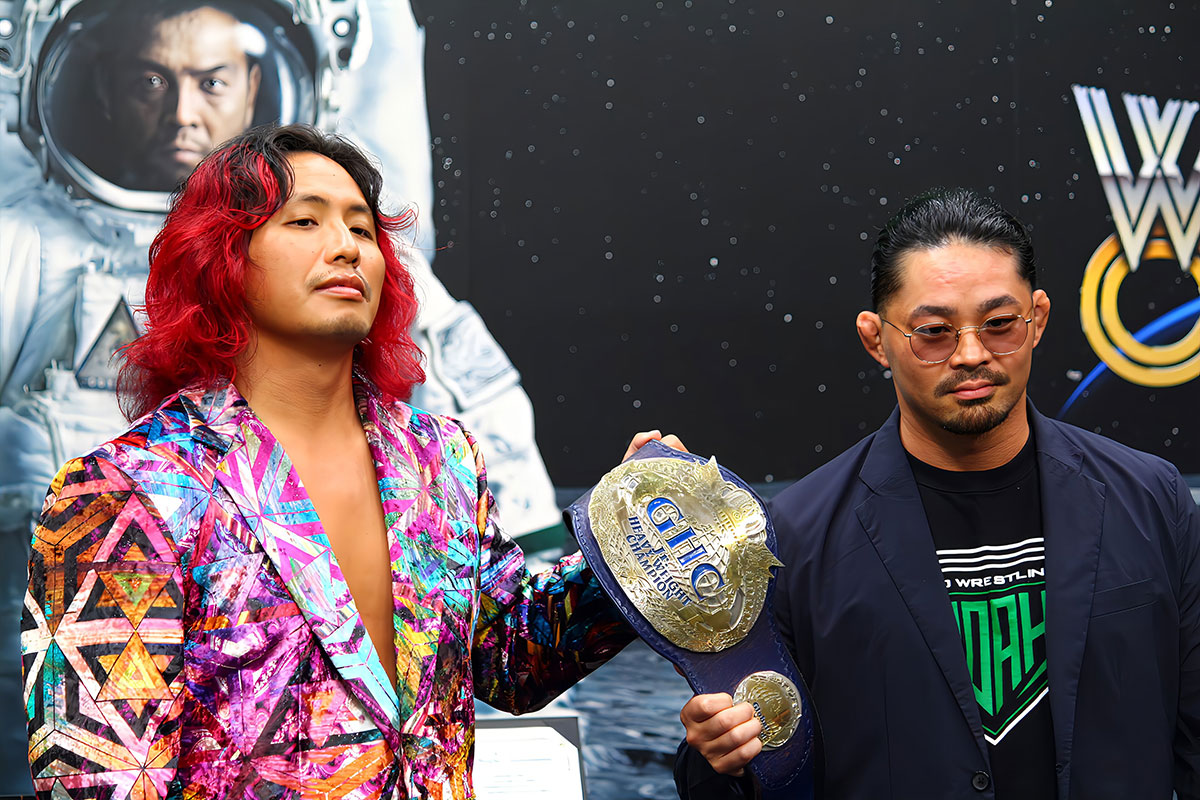 高橋ヒロム（左）に「ベルトを磨いているのか？」と聞いていたEita【写真：橋場了吾】