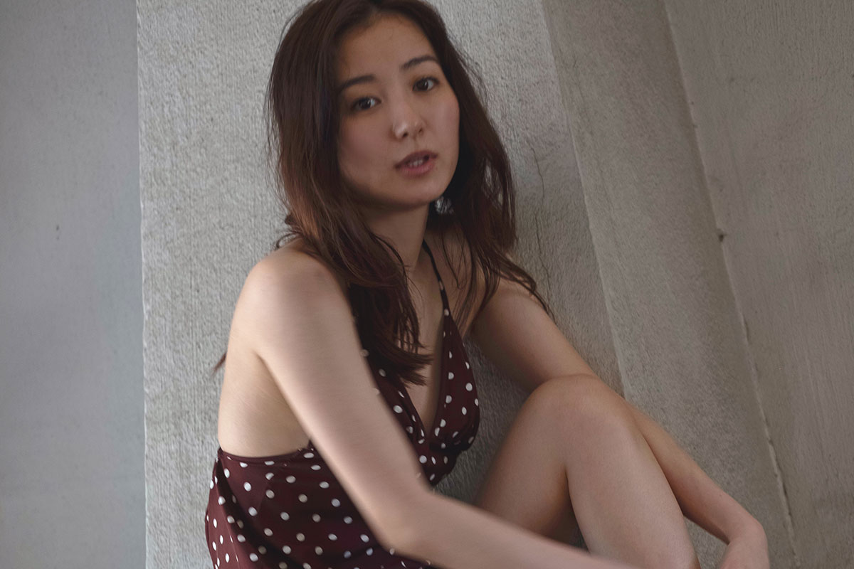 31歳『仮面ライダー』女優、ゆるゆるキャミワンピ姿で“攻めた”ポーズ　高田里穂に「ちょっ！」「たまらん」の声