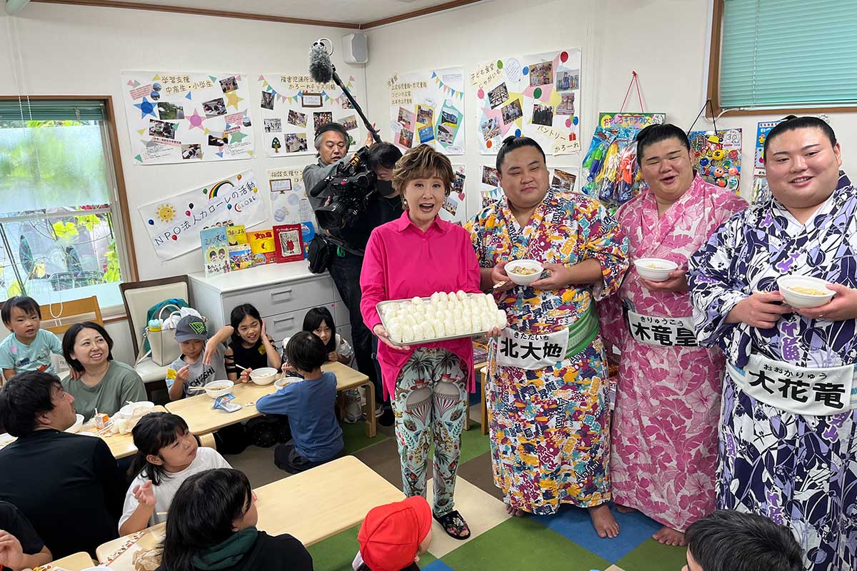 小林幸子、新米30キロで作ったおにぎりを持って子ども食堂に登場…母親たち歓喜も子どもたちはポカン顔