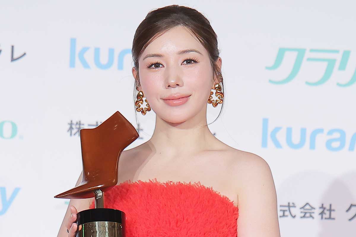 「第21回クラリーノ美脚大賞2025」を受賞した仲里依紗【写真：ENCOUNT編集部】