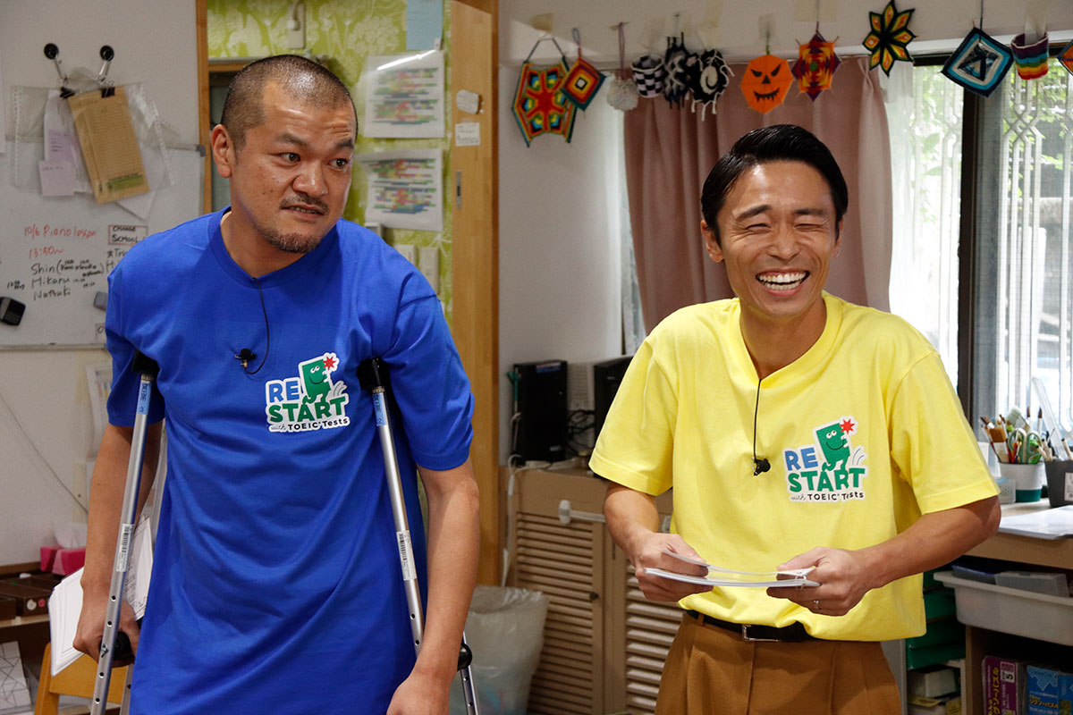 アキレス腱断裂のカミナリ・まなぶ、松葉杖姿で英語教師に挑戦　園児から心配「アー・ユー・オーケー？」