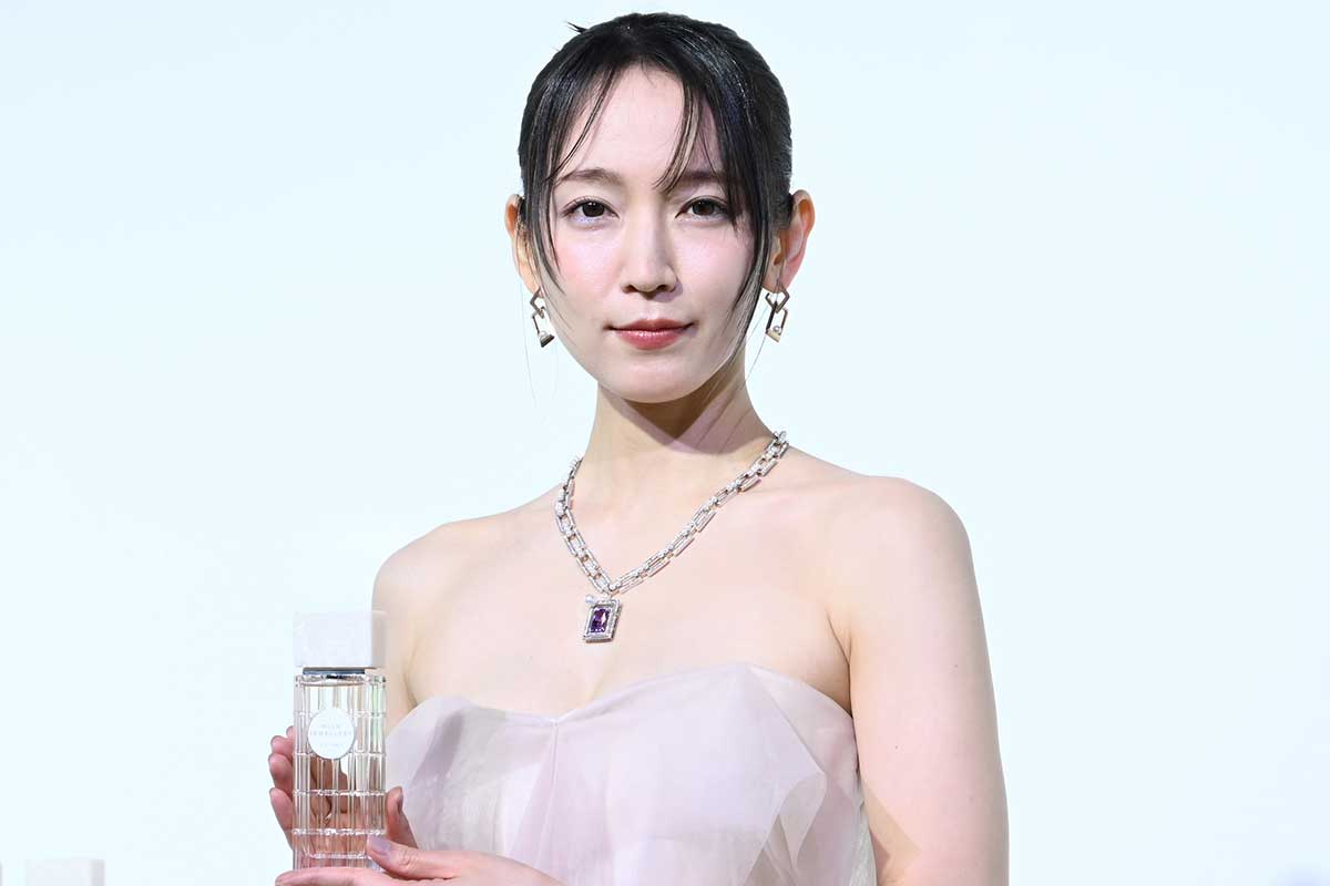 吉岡里帆、6000万円以上のハイジュエリーまとって登場　フレグランスに「華やかで官能的な魅力が」