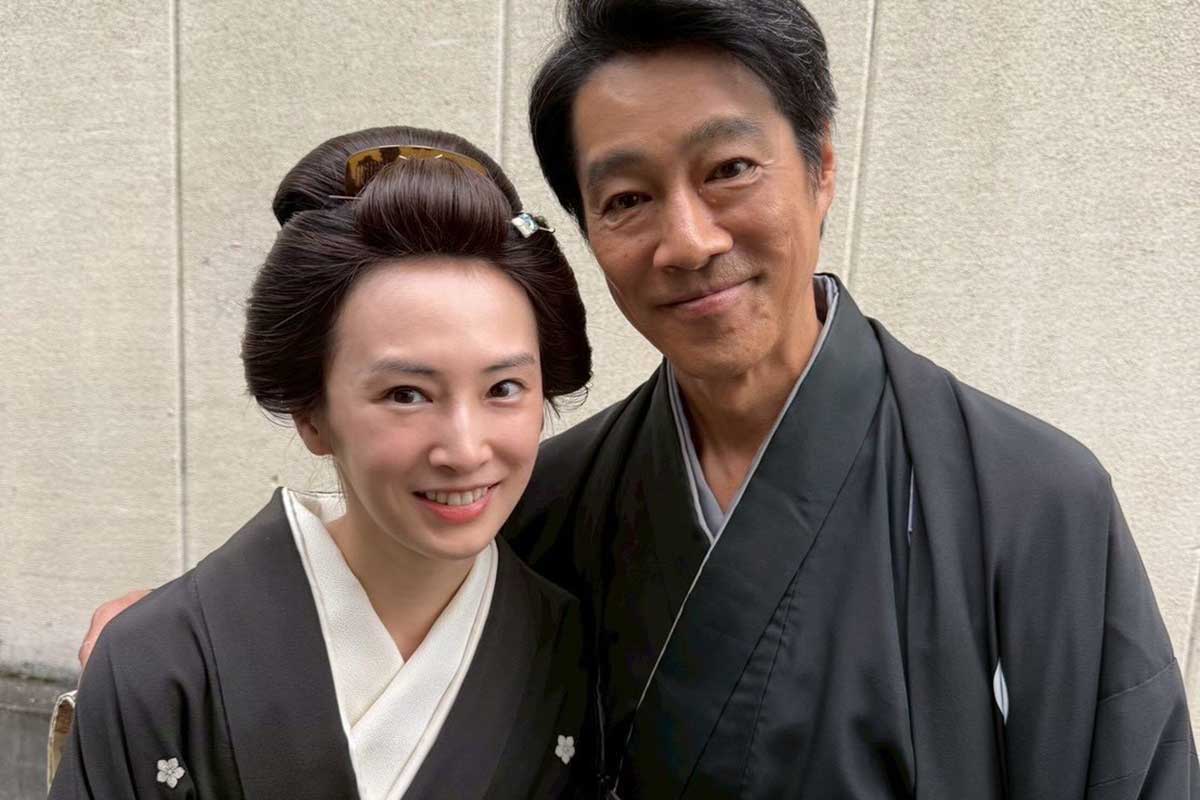 「後ろ後ろ！」　北川景子、幸せWピースも…ネット爆笑「しんどいwww」「心霊写真なのズルい笑」