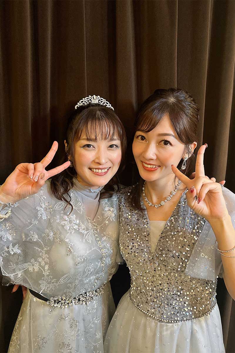 2日目のディナーショーに出演した石川梨華(左)と三好絵梨香【写真:(C)アップフロント】