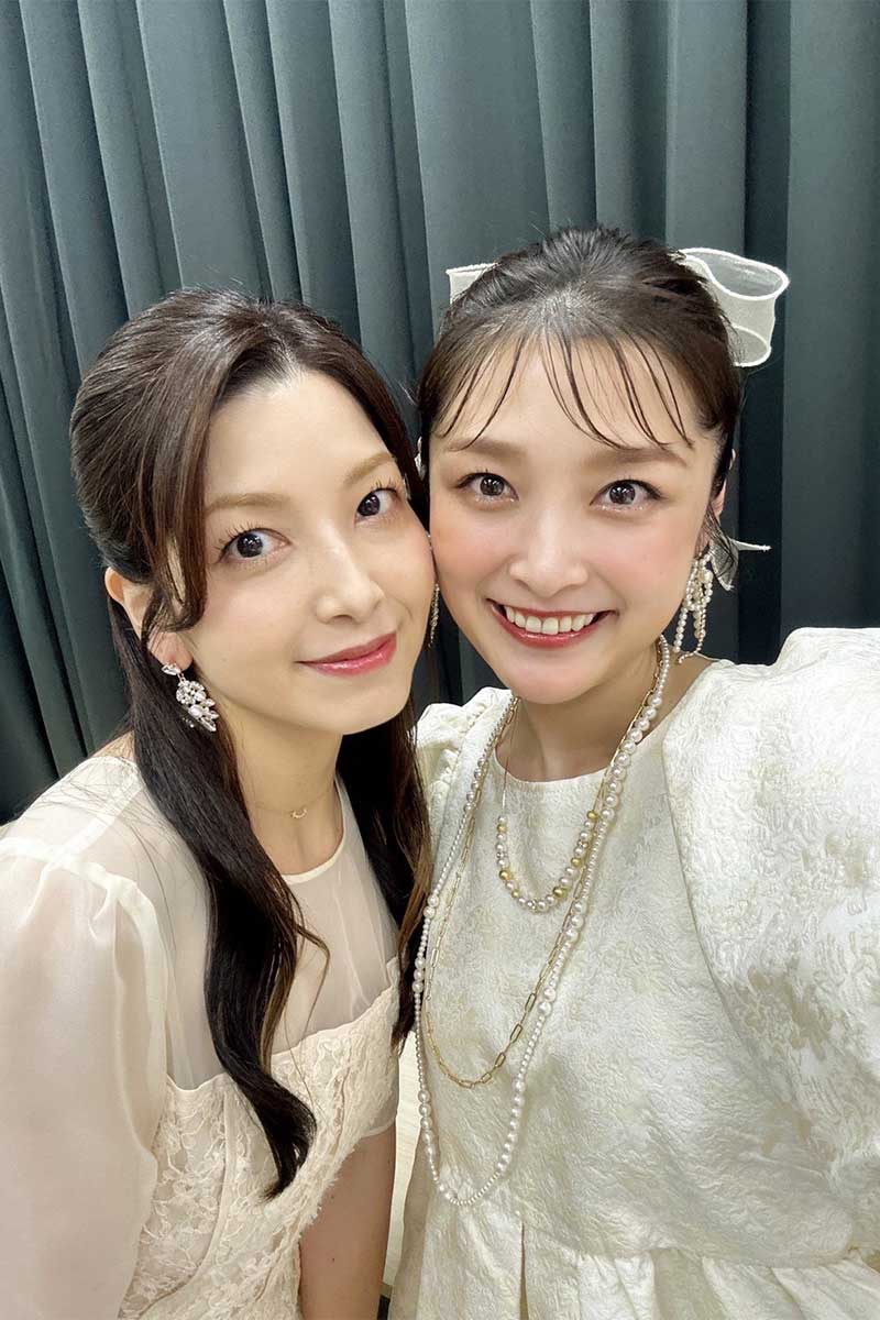 1日目のディナーショーに出演したメロン記念日の柴田あゆみ(左)と石川梨華【写真:(C)アップフロント】