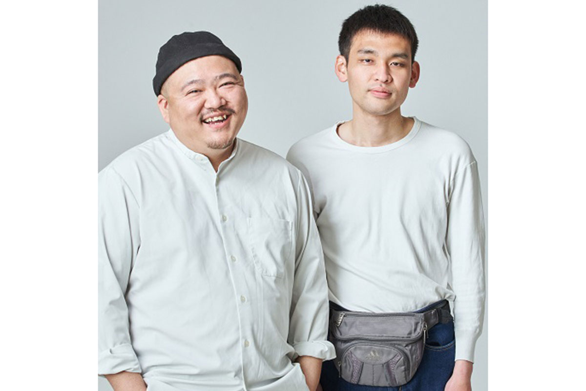 元祖いちごちゃん・植村侑史(左)とハイパーペロちゃん【写真:公式サイトより】