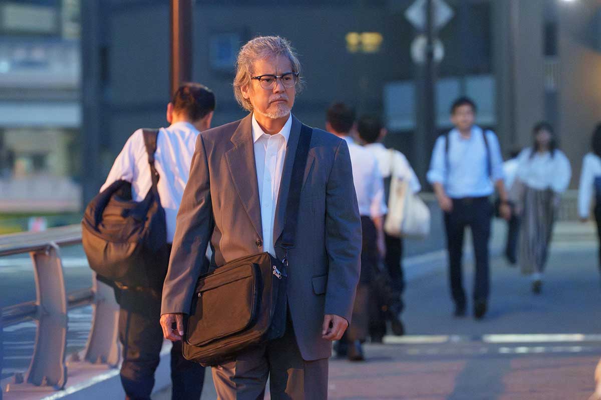謎の男・向井光太郎として街に溶け込む唐沢【写真：(C)「コーチ」製作委員会】