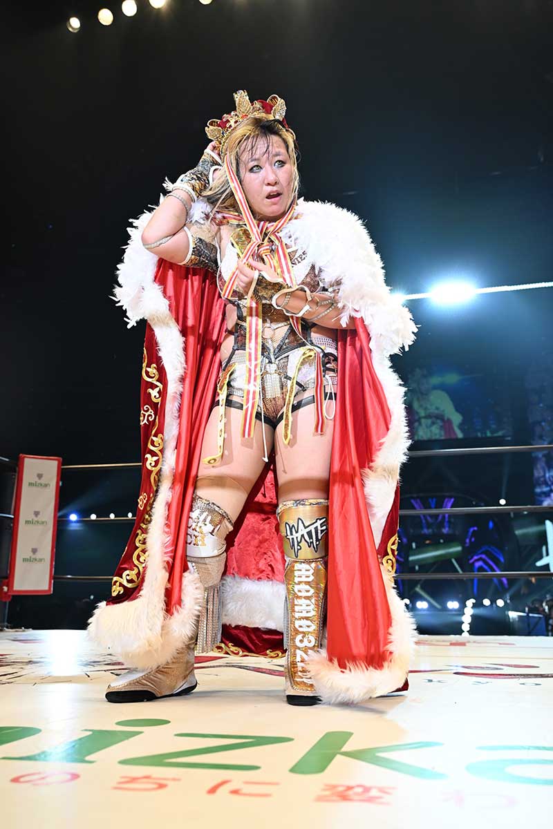 優勝した渡辺は難癖をつけながらも冠とマントを身につけた【写真:(C)スターダム】