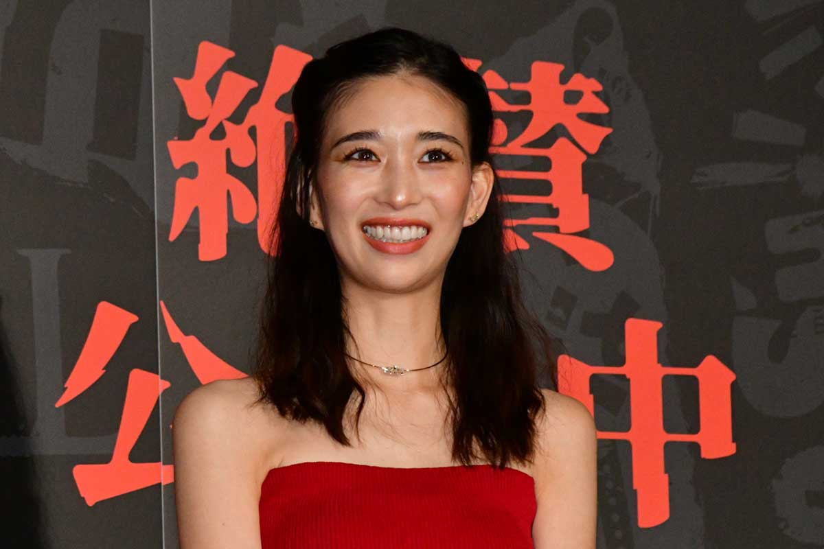 「グッと色っぽく…」　妖艶オフショル赤ドレスの森川葵に「わぁお!!」「美ボディスタイル」の声