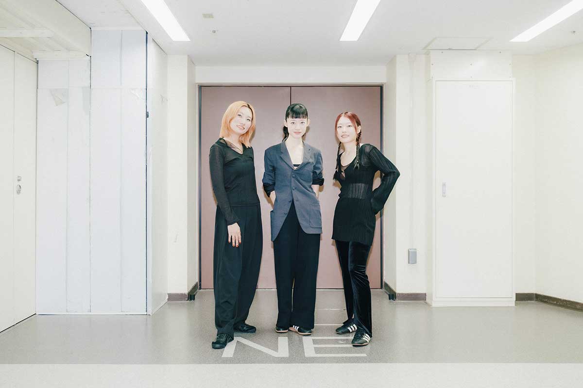 サポートドラマー・ユナとの3ショット【写真:三浦大輝】
