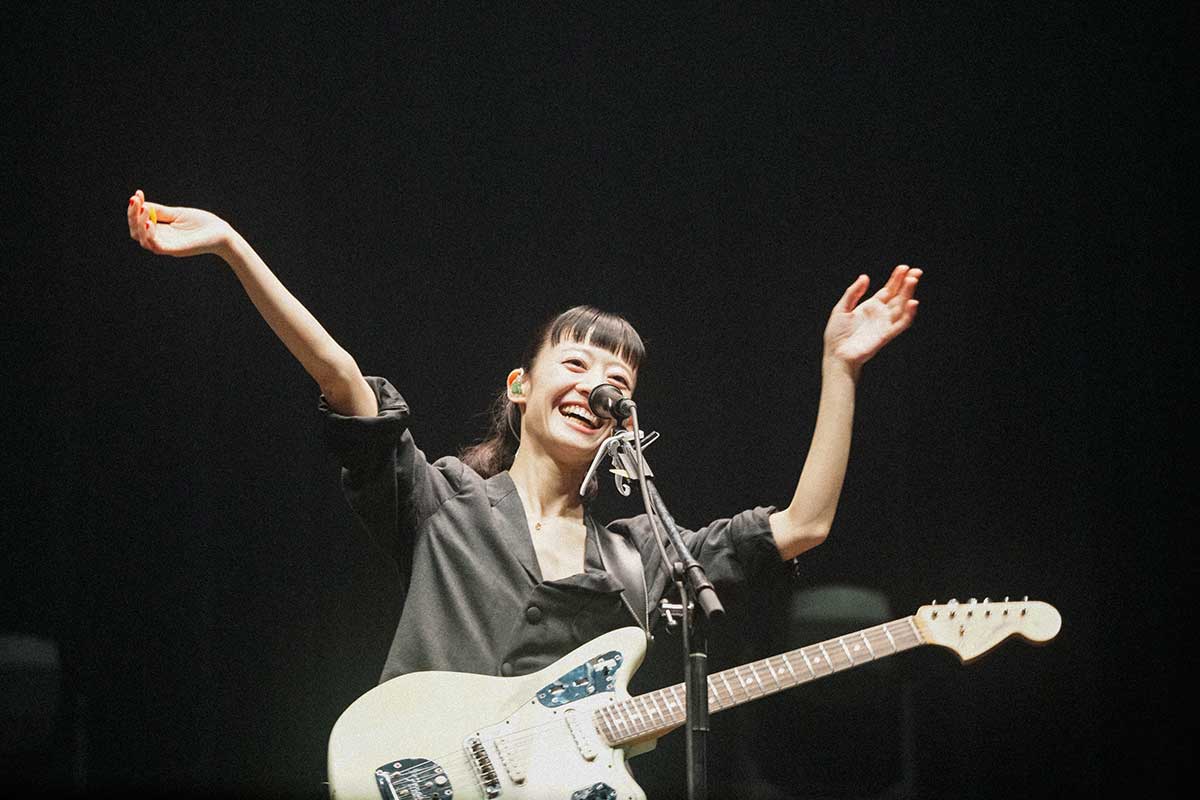 ライブ中に笑顔を見せた塩塚モエカ【写真:信岡麻美】