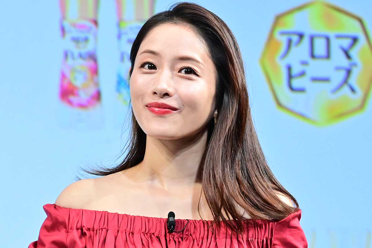 石原さとみ、第2子出産後初の公の場　真っ赤なドレスで登場…司会びっくり「ステージに花が咲いたみたい」