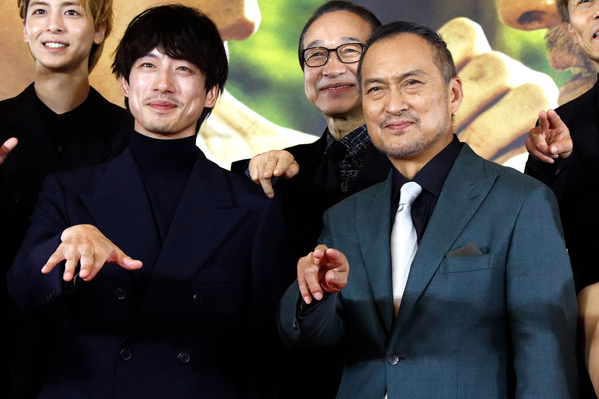 ジャパンプレミアに登壇した坂口健太郎(左)と渡辺謙【写真:ENCOUNT編集部】