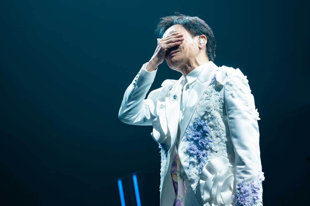 感極まった様子で天を仰いだ郷ひろみ【写真:河村美貴(田中聖太郎写真事務所)】