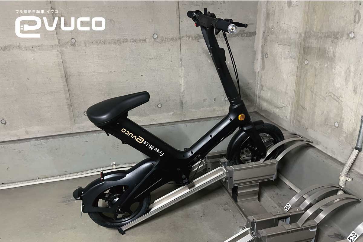 ハンマーで車体を叩きまくり→無傷　免許不要の“特定原付”の紹介映像が衝撃的「びくともしない」