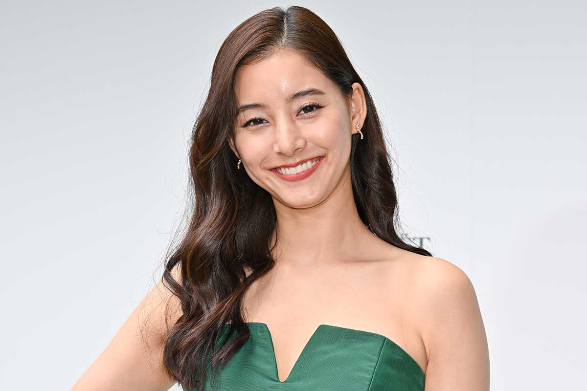 新木優子、美デコルテが眩しいドレス姿で登場　シャンパンのブランドアンバサダーを1年務め「感性が磨かれた」