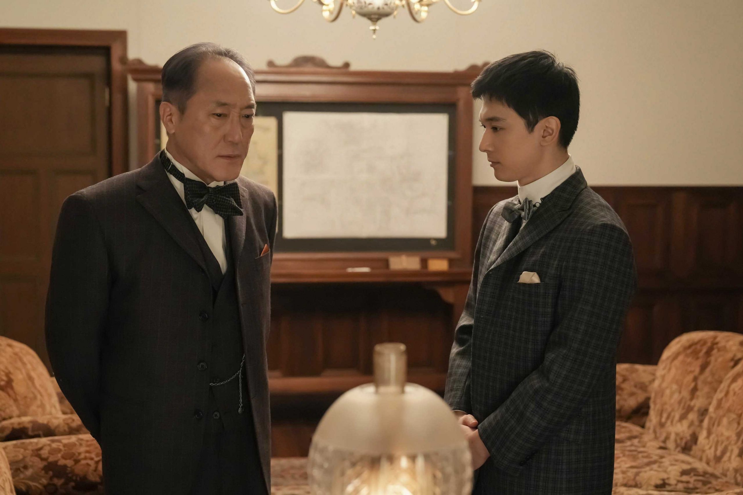 知事(左=佐野史郎)と話す錦織(吉沢亮)【写真:(C)NHK】