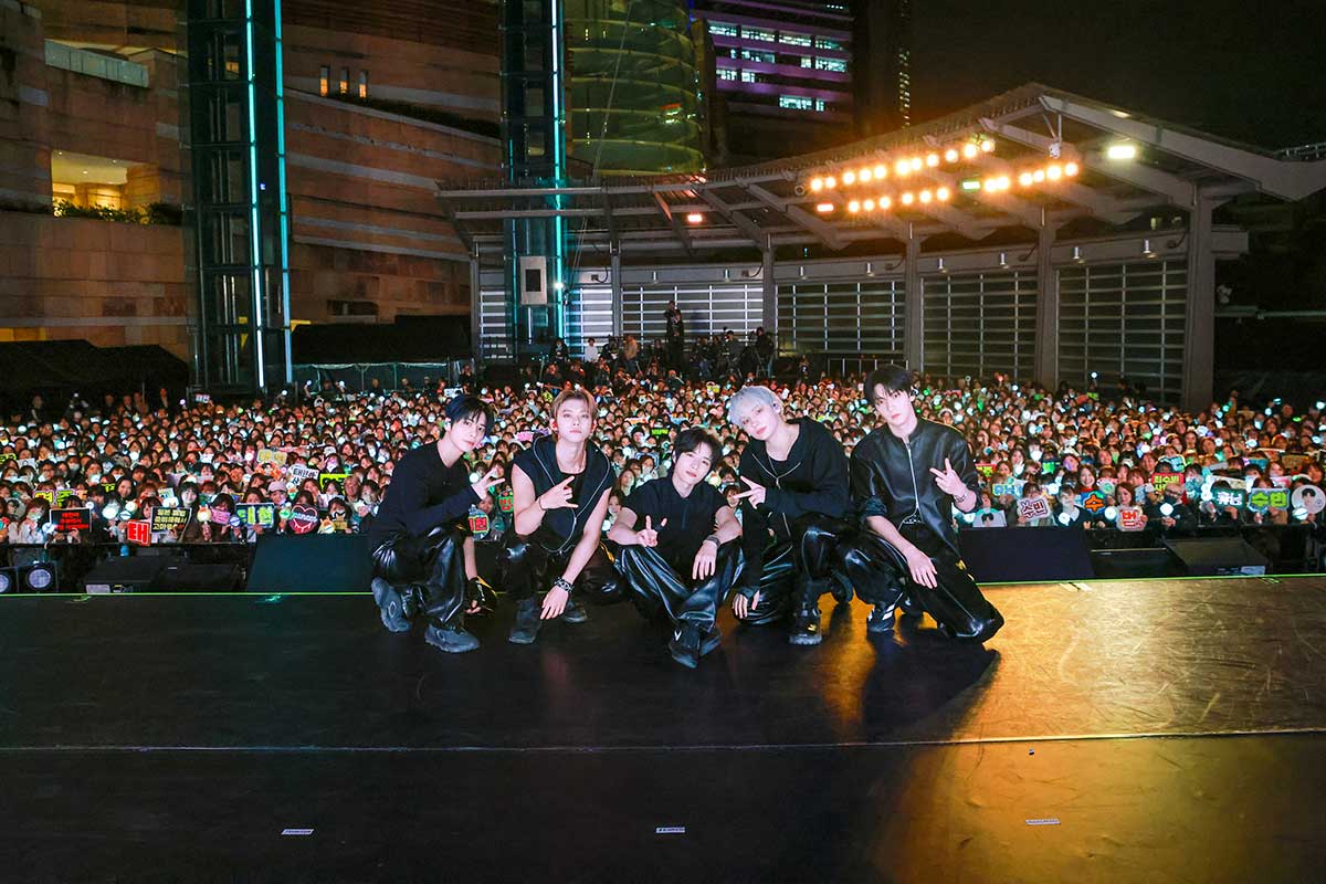 世界ツアー4度のTOMORROW X TOGETHER、雨の六本木で2026年ドーム追加公演を発表「こんなに大きな愛をもらえて」